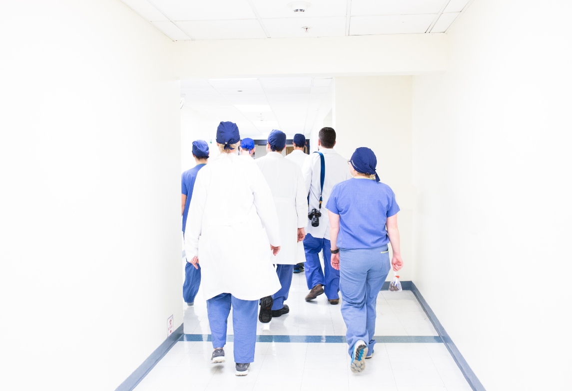 surgeons-walking-down-the-hall